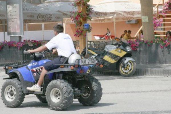 Poliţistul local Cioacă patrulează cu ATV-ul